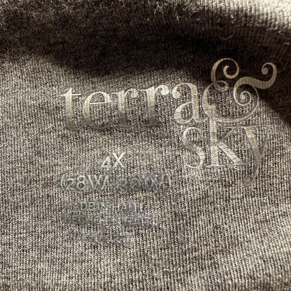 NWT - TERRA & SKY HIGH RISE FITTED GRAY LEGGINGS. Size 4X (28W - 30W). - Picture 5 of 6